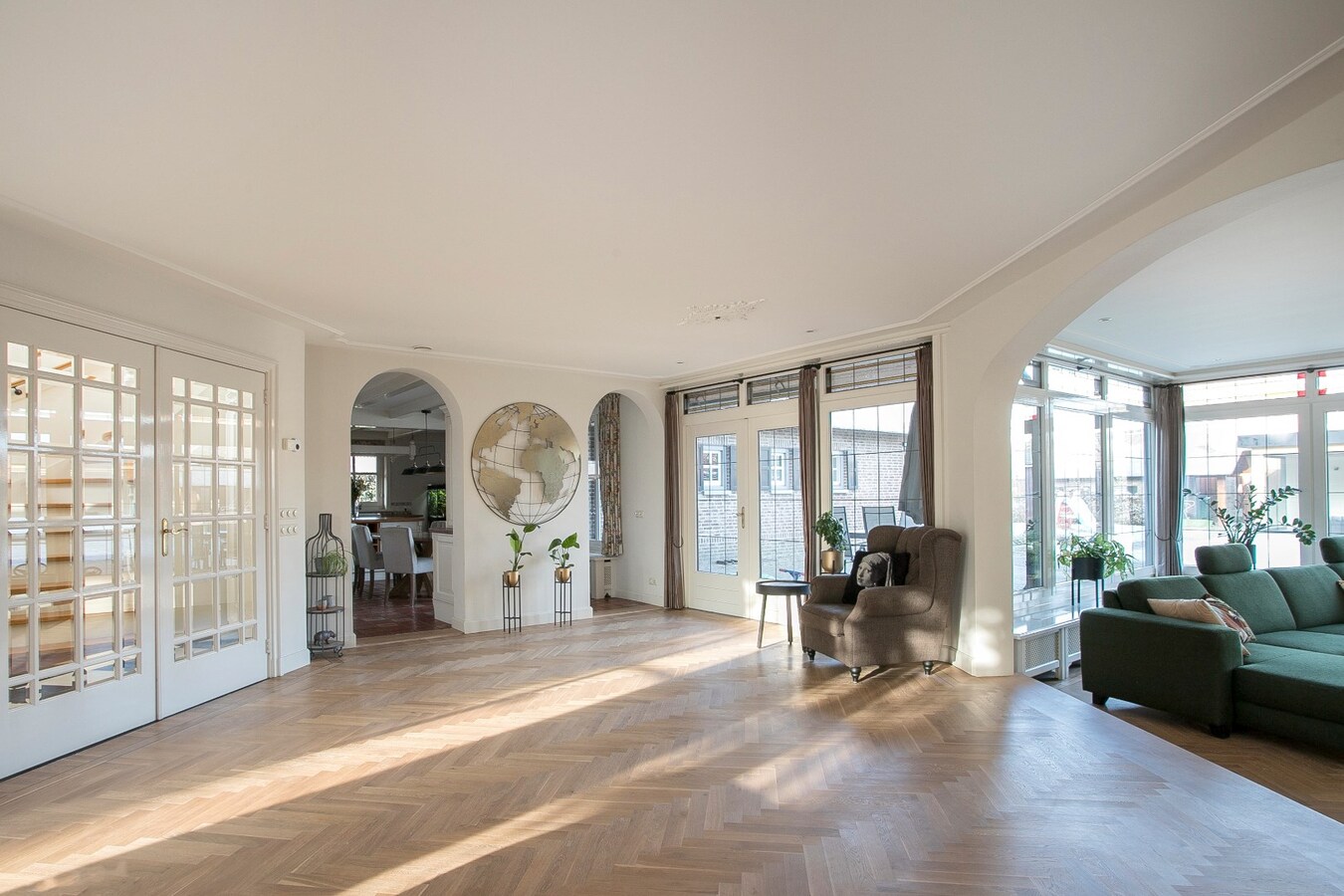 Riante vrijstaande villa met rieten dak gelegen op een perceel van 1.240 m2. 