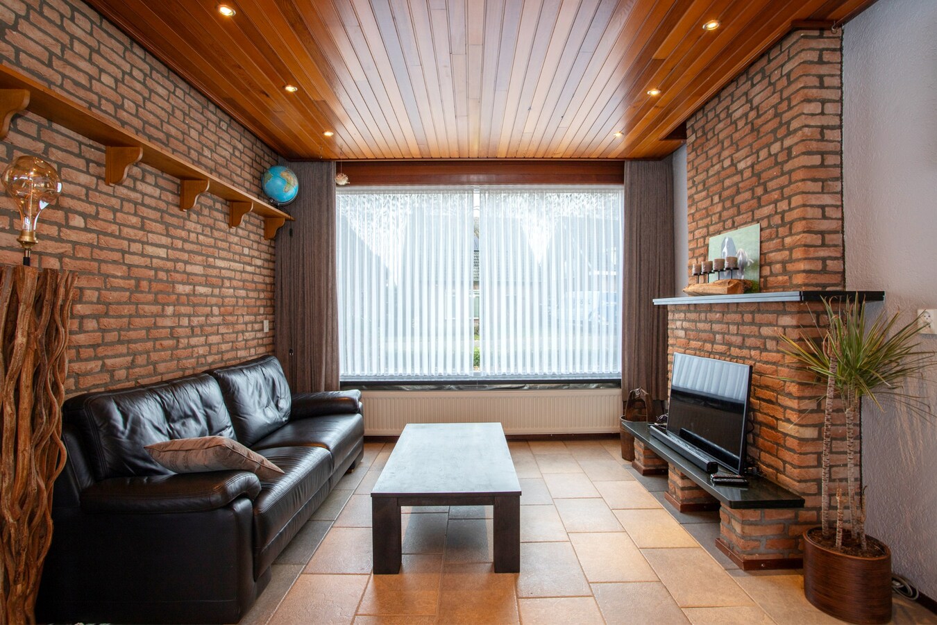 Degelijke vrijstaande woning met groot bijgebouw gelegen op een hoekperceel in Hooge Mierde. 