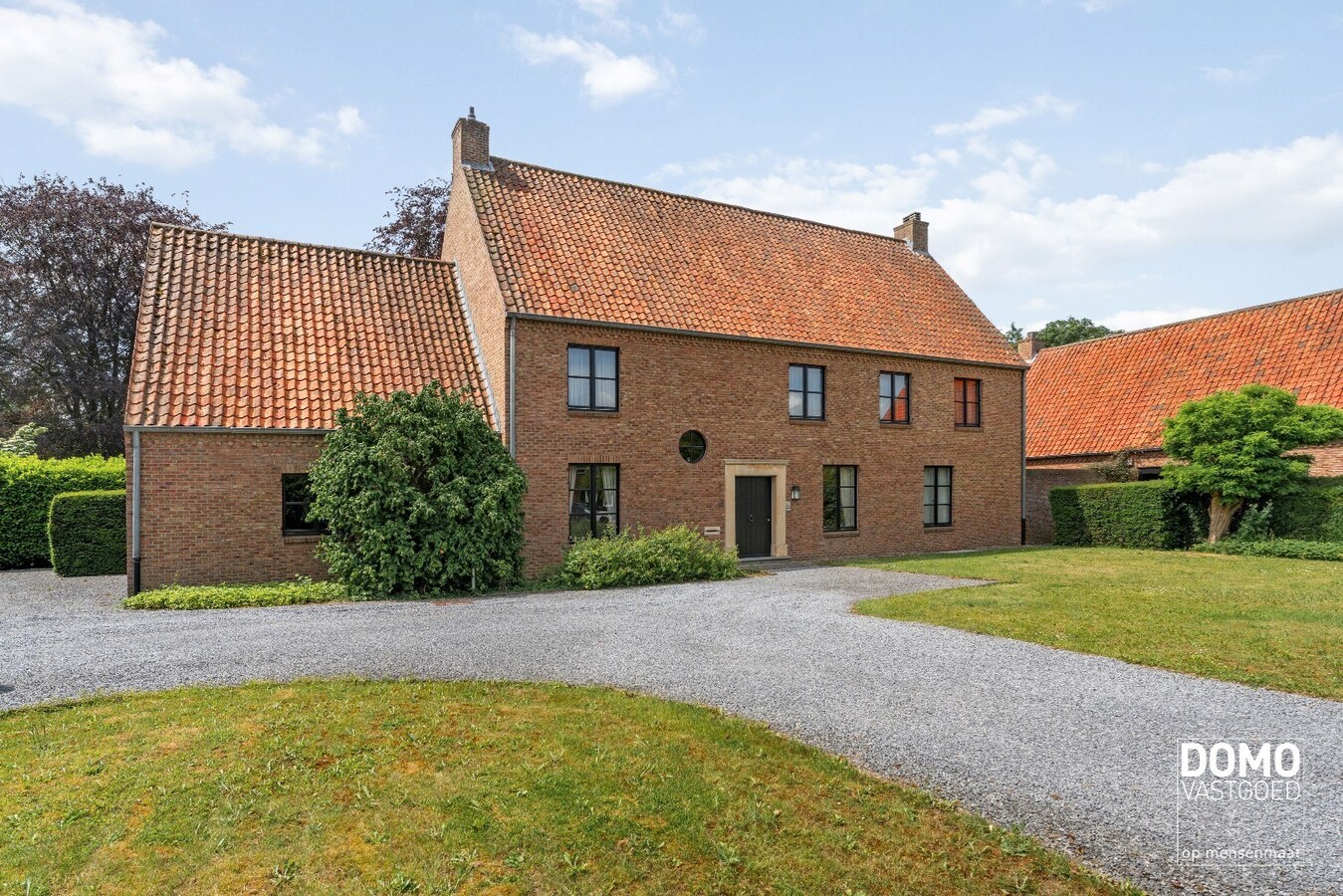 Exclusieve statige open bebouwing met zuid gerichte tuin in het centrum van Kermt (Hasselt) 