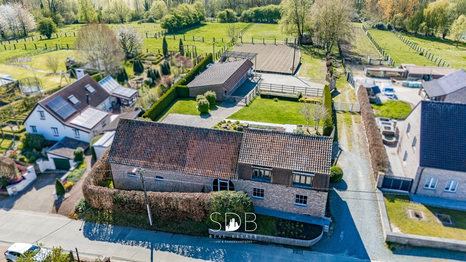 Landelijke woning met stalgebouw, buitenpiste en graslanden 