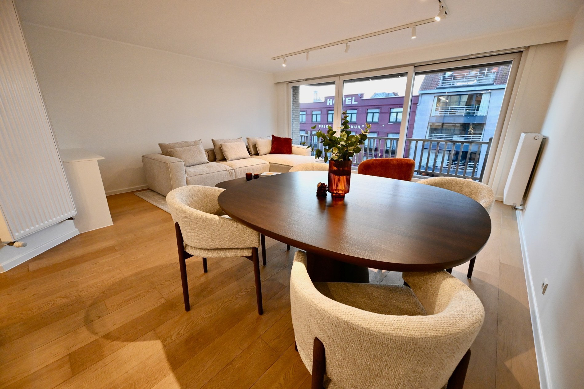 Appartement de 2 pièces situé au centre avec terrasse orientée sud sur la Lippenslaan. 