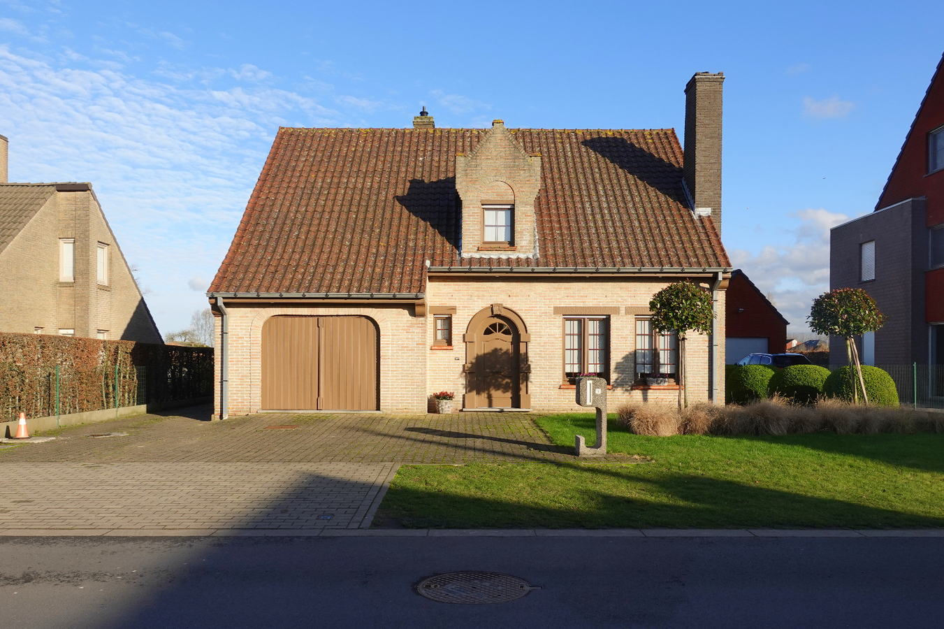 Charmante woning met 2 garages 