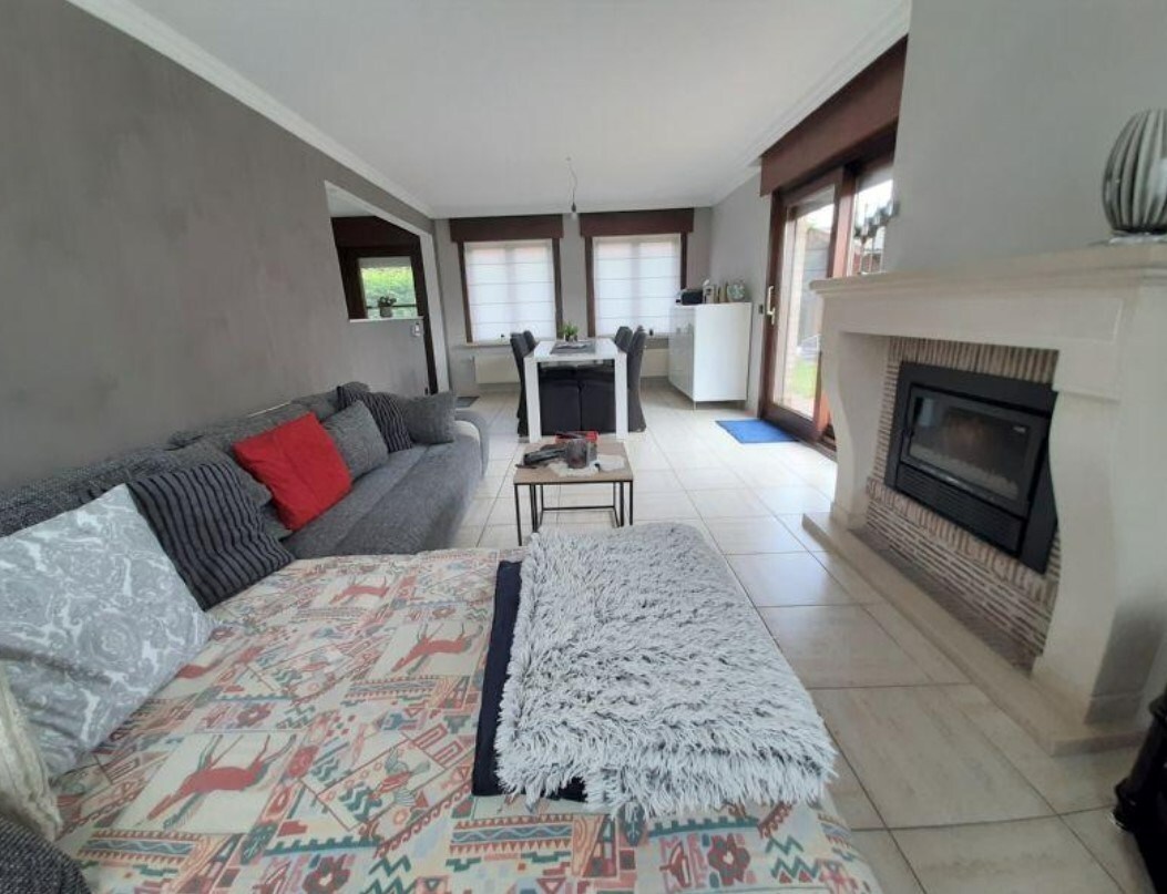 Ruime alleenstaande woning met 2 slpks en garage 