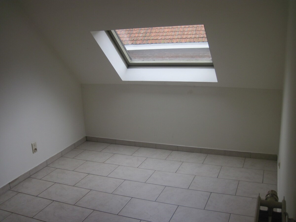 Bijzonder ruim appartement in hartje Kruishoutem. 