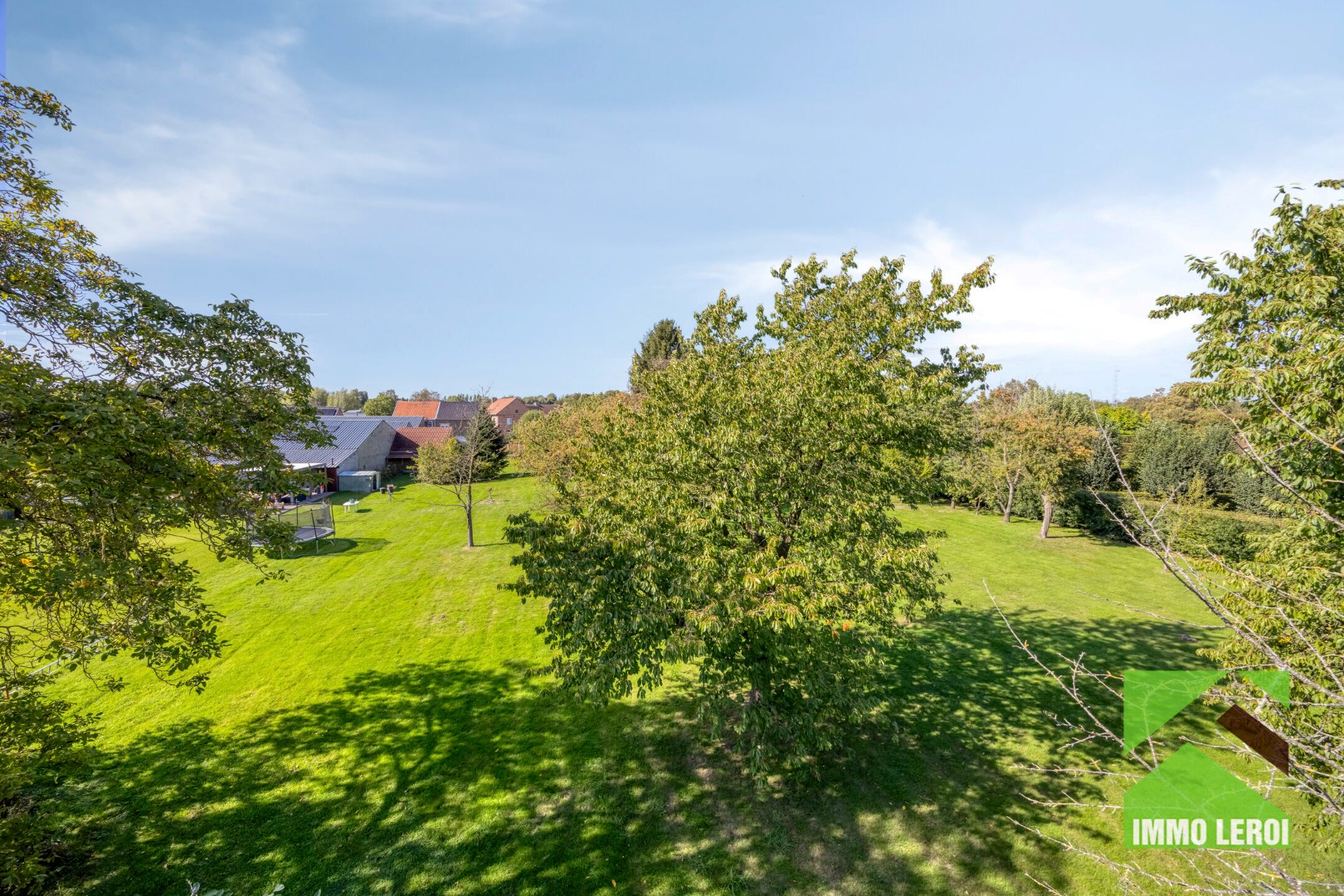 Mooie gezinswoning met 2 garages en prachtige tuin op totaal 52a 91ca 