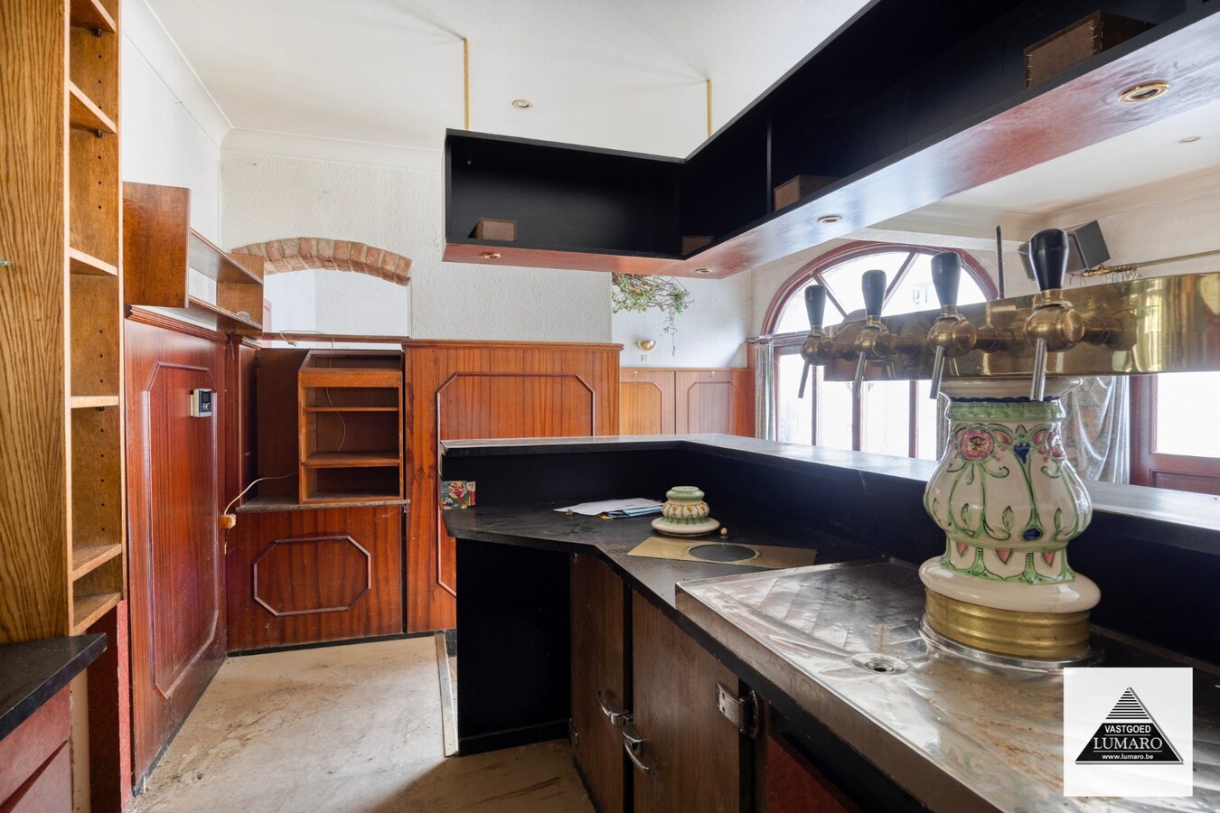 Te renoveren pand met woonst met pitoreske  voorgevel. "Önger de Poart". 