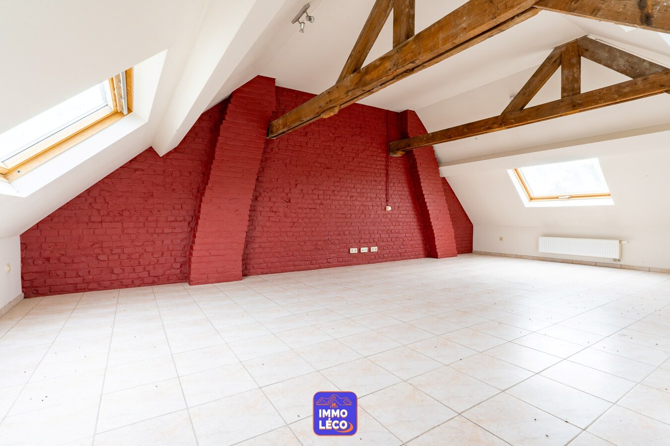 Surface commerciale de 450m2 avec habitation, facilités de parking, etc.. RARE à la location ! Situation exceptionnelle ! 