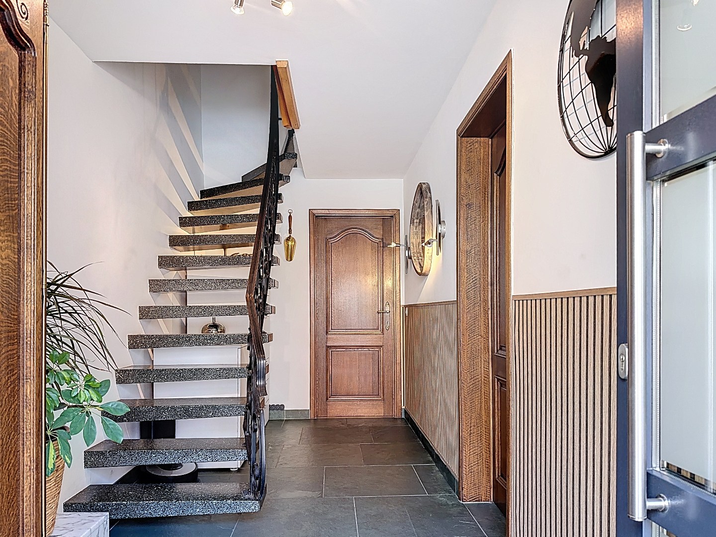 Instapklare bel-etage woning met mooi aangelegde tuin in Merksem 