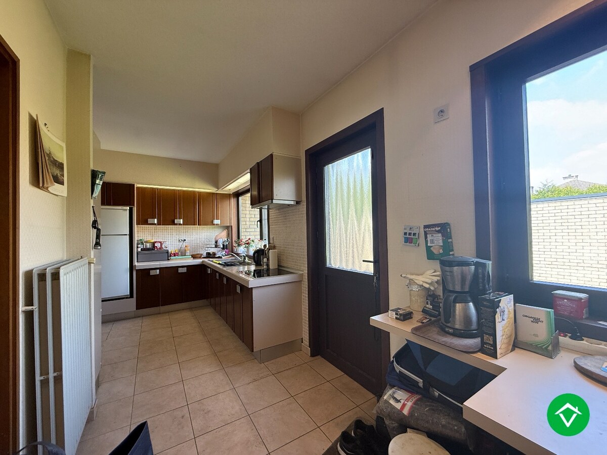 Rustig gelegen gelijkvloerse halfopen woning met 2 slpk's + dubbele garage 