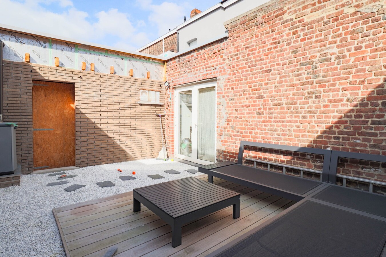 Ruime en recent gerenoveerde gezinswoning met garage te koop ! 