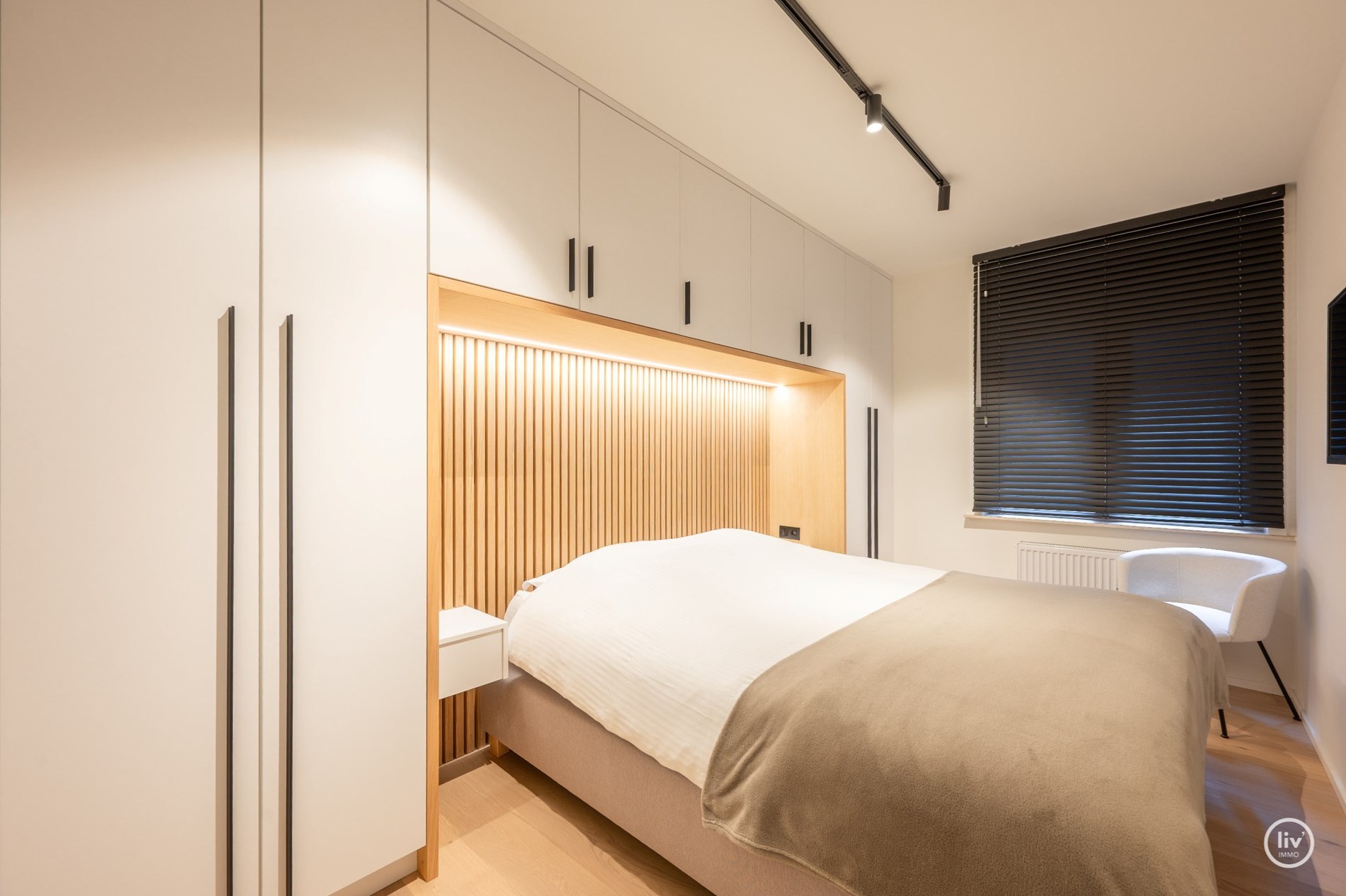 Instapklaar 3-kamer appartement op wandelafstand van de Lippenslaan met zuidgericht-terras. 8m gevelbreedte ! 