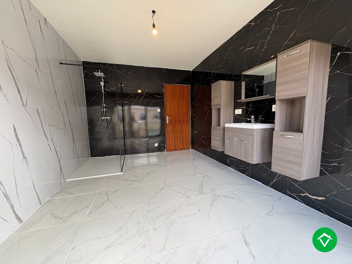 Te koop: Uniek gebouw met 2 appartementen, garage en ruime tuin – hartje Nieuwpoort-Stad 