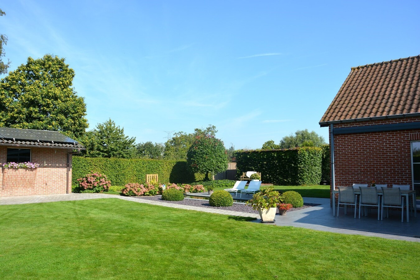 Rustig gelegen - perfect onderhouden - alleenstaande villa met 5 slaapkamers op 993 m² 