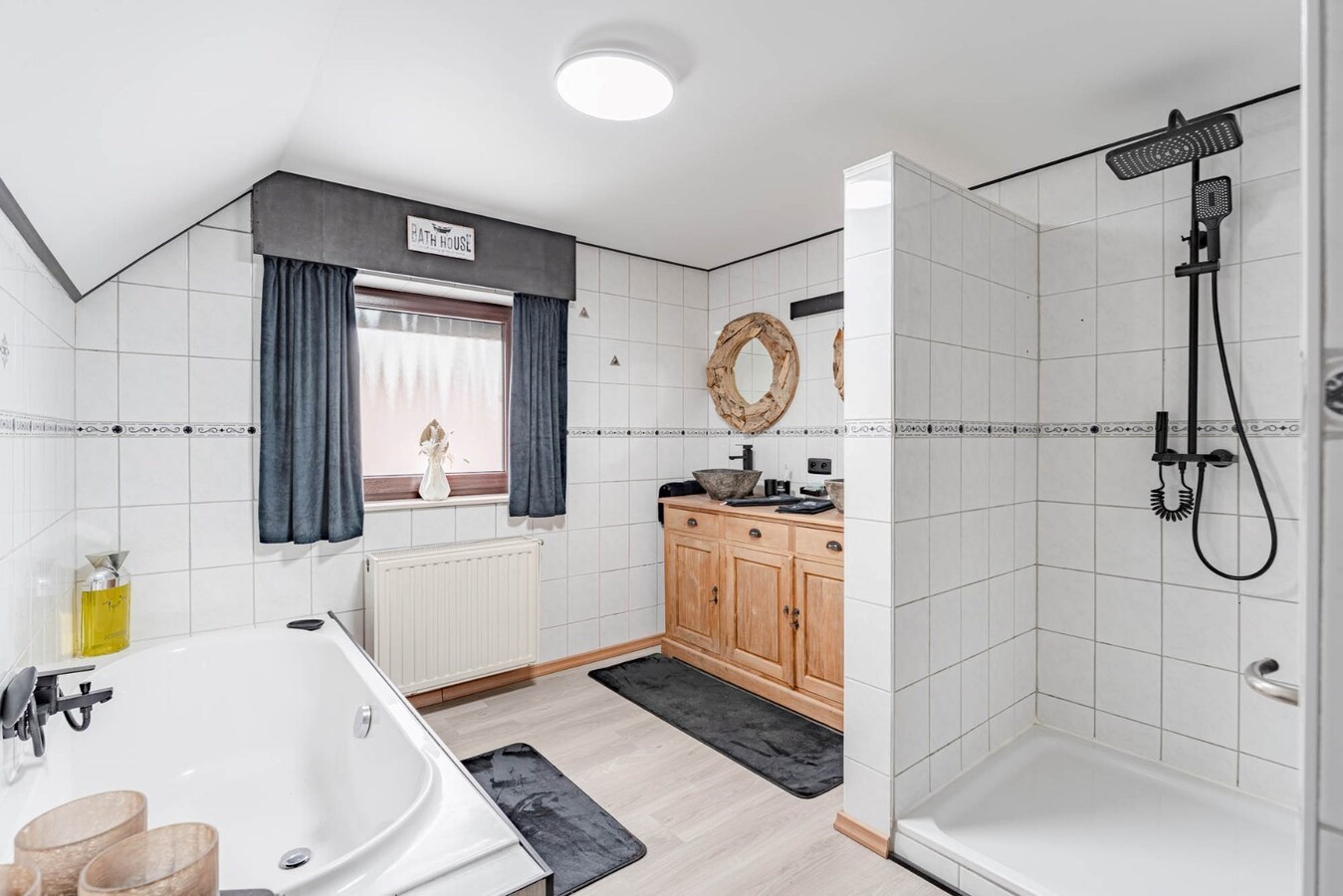 Gerenoveerde, goed onderhouden woning nabij het centrum van Bree mét een grote garage/werkplaats bereikbaar langs de Filterstraat aan de achterzijde van de woning! 