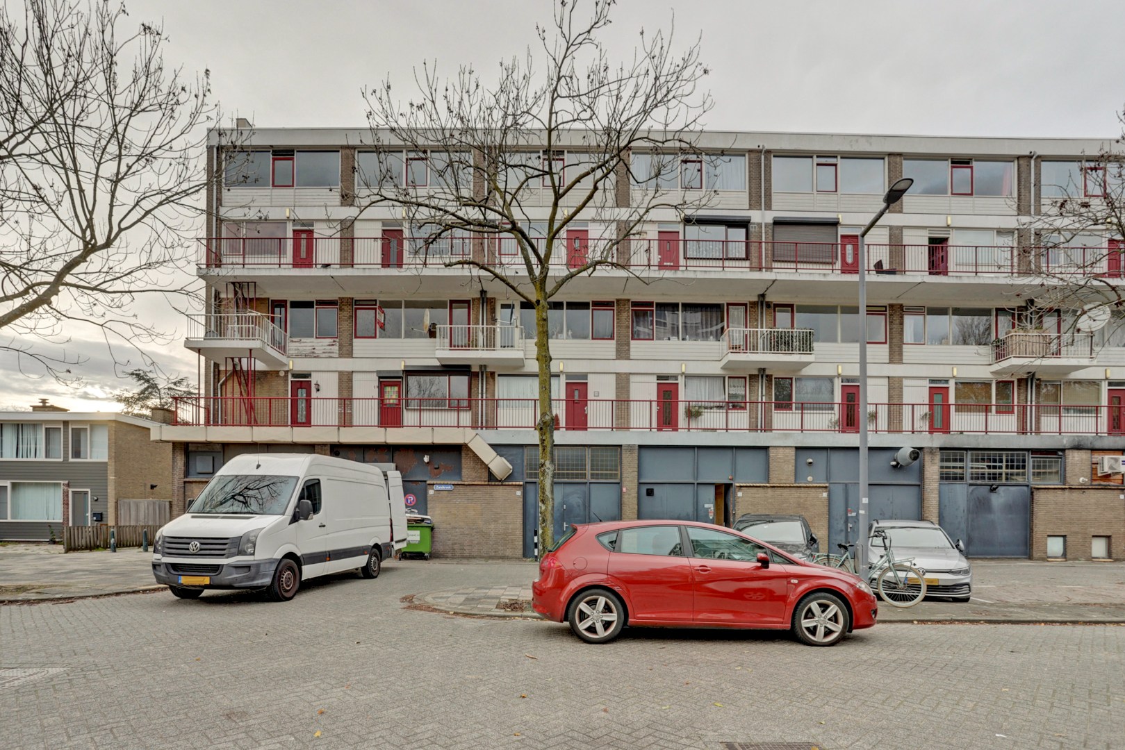 Ruime 4-kamer maisonnette op het Kreekplein, met balkon op het westen, berging in de onderbouw en gelegen op eigen grond. 