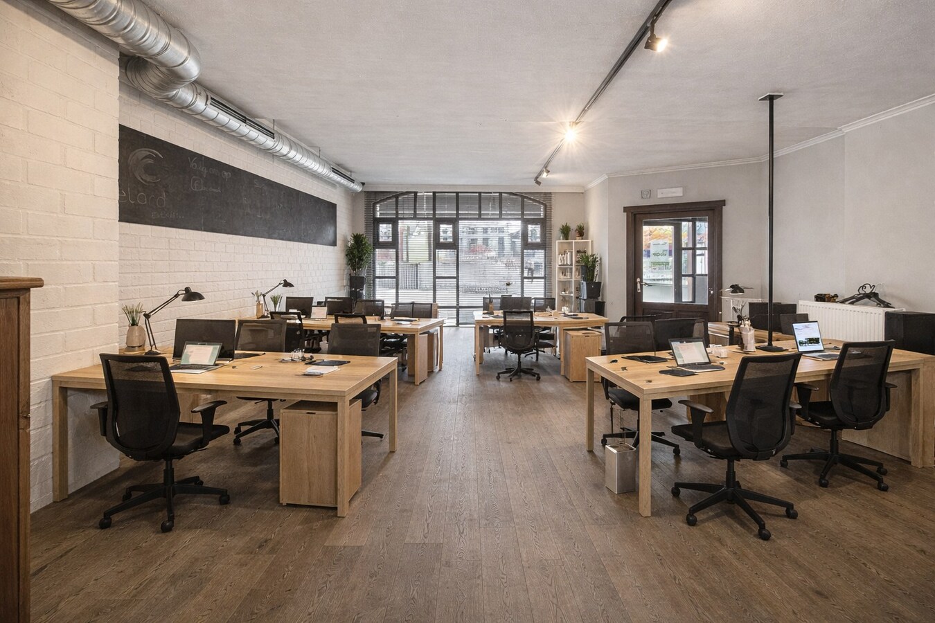 Centraal gelegen handelszaak, met tal van mogelijkheden, op de Markt van Torhout 