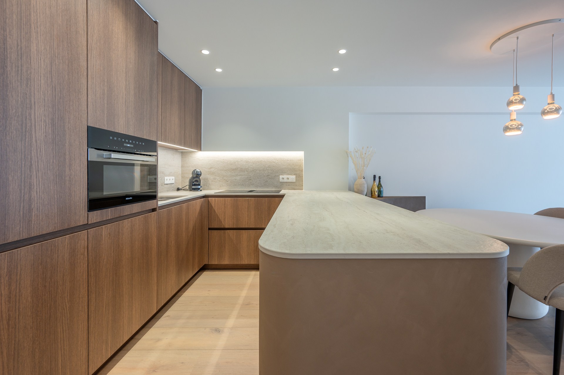 Aangenaam 3 slaapkamerappartement met zijdelings zeezicht op een aangename ligging vlakbij het Lichttorenplein te Knokke. 