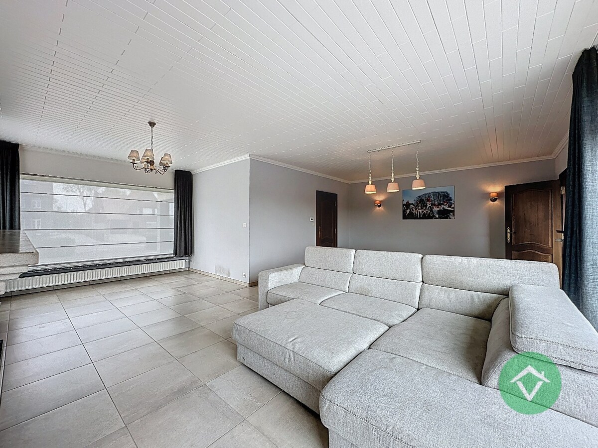 Statige bungalow op 1.811m² met landelijk zicht, drie slaapkamers en twee garages te Ichtegem 