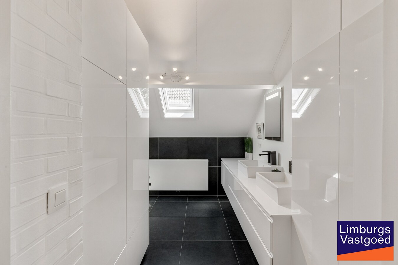 Moderne architectenwoning met mooie tuin en zwembad, 5 slaapkamers in Hasselt, OB op 8a12ca in doodlopende straat 