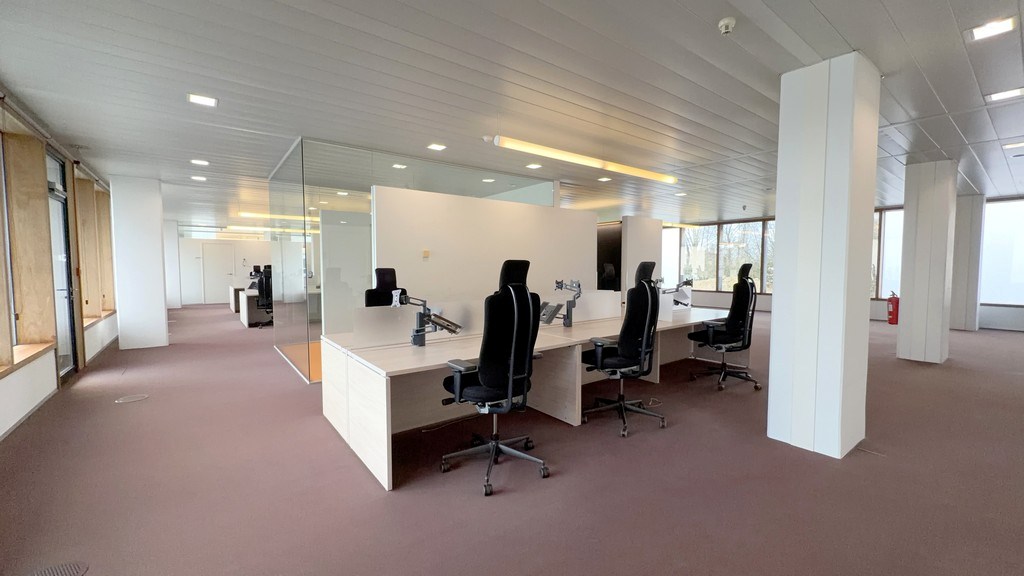 Modern kantoorgebouw te koop nabij oprit R4 te Wondelgem