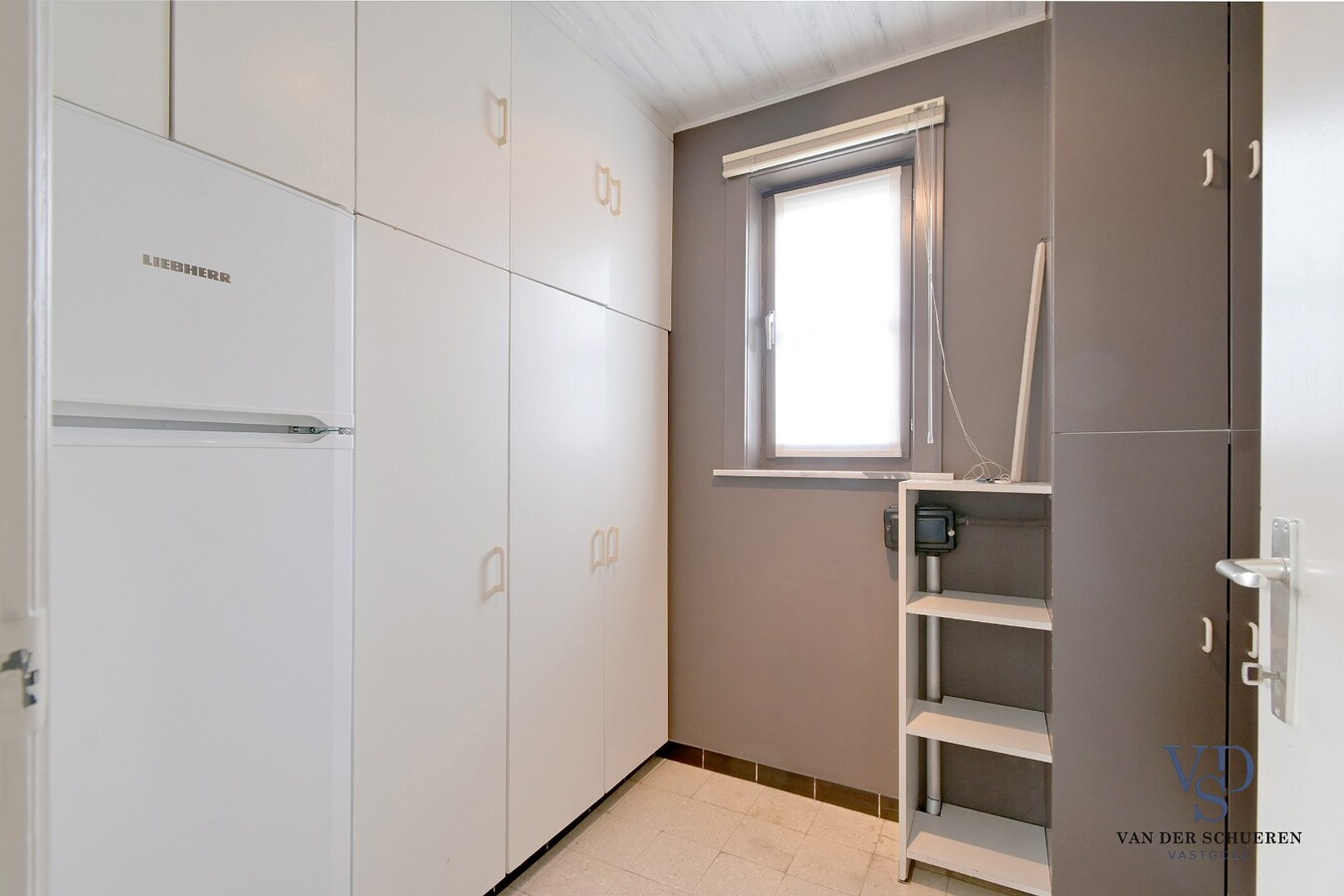 Gelijkvloerse woonst, in een residentiële wijk. 