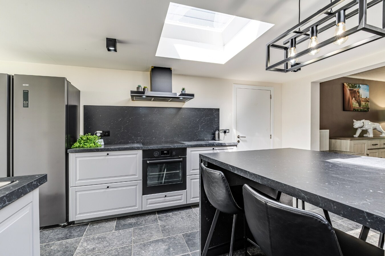 Karaktervolle woning op toplocatie in Zomergem met polyvalente ruimte 