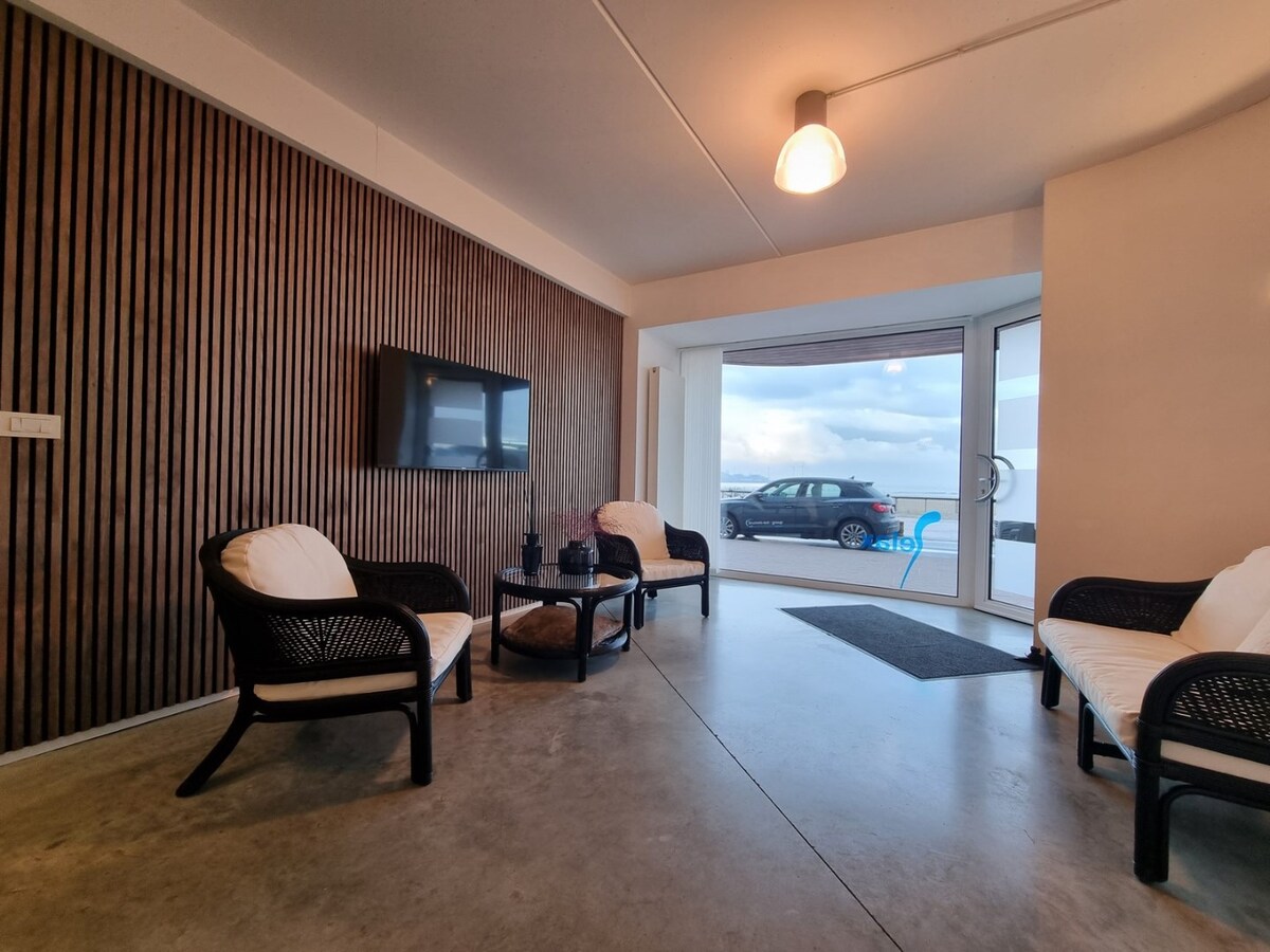 Uitzonderlijk appartement/loft op de zeedijk van Heist (271 m² bew. opp!!) 
