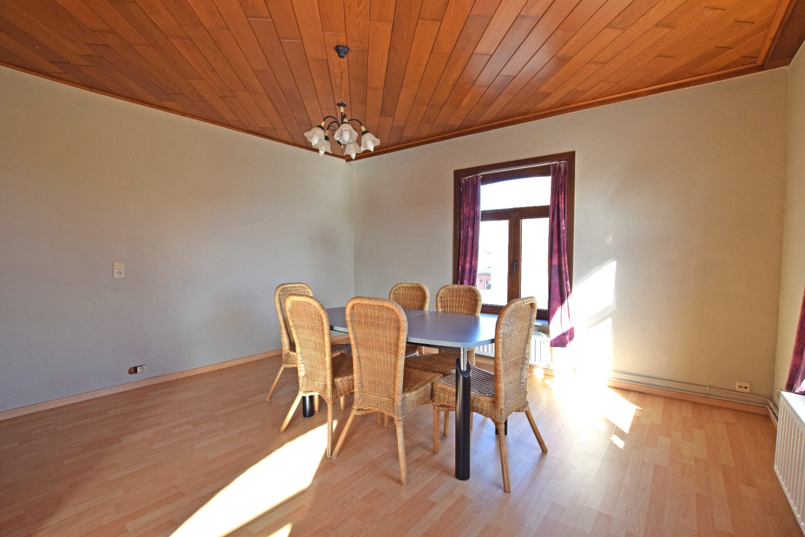 Uniek hoekpand met handelsruimte en woonst te Beerst (Diksmuide) op 470 m². 