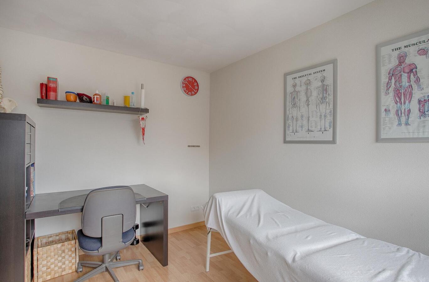 Halfvrijstaande woning met berging en vrije achterom gelegen in een rustige wijk in Bladel. 