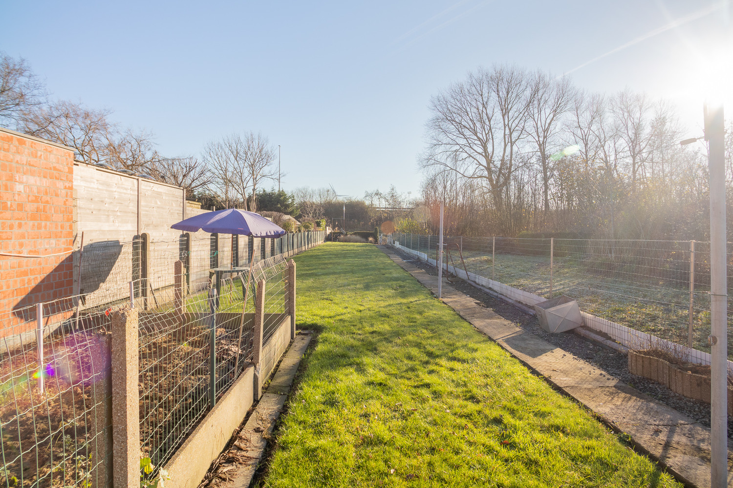 Halfopen woonhuis met grote, zonnige tuin op rustige ligging 