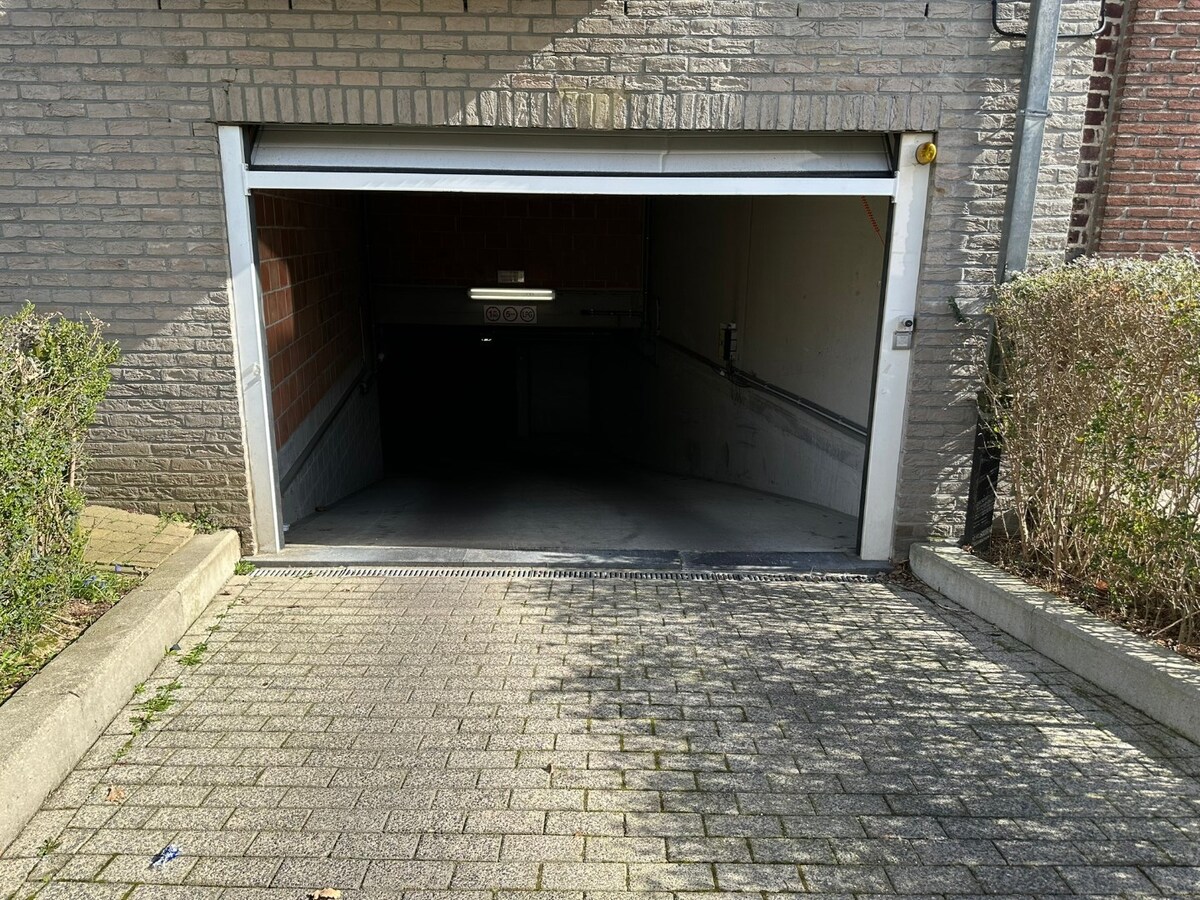 Lichtrijke serviceflat met zonnig terras, privé parking 