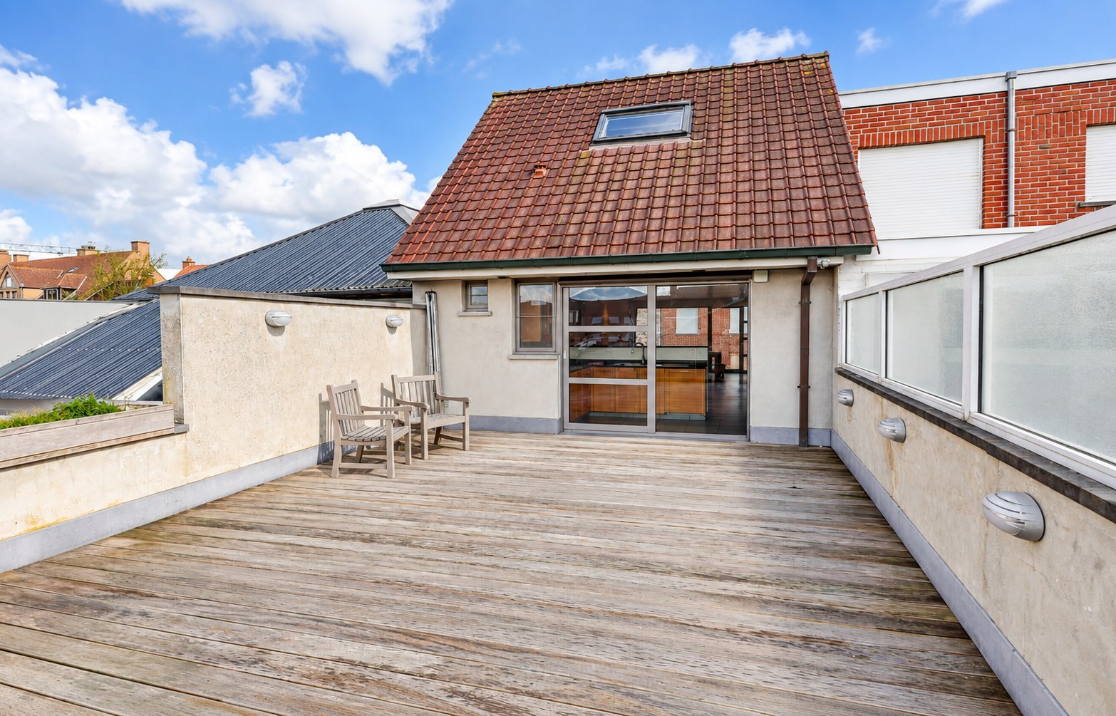 Bel-etagewoning met tuin, loods (450 m²) en tal van mogelijkheden 