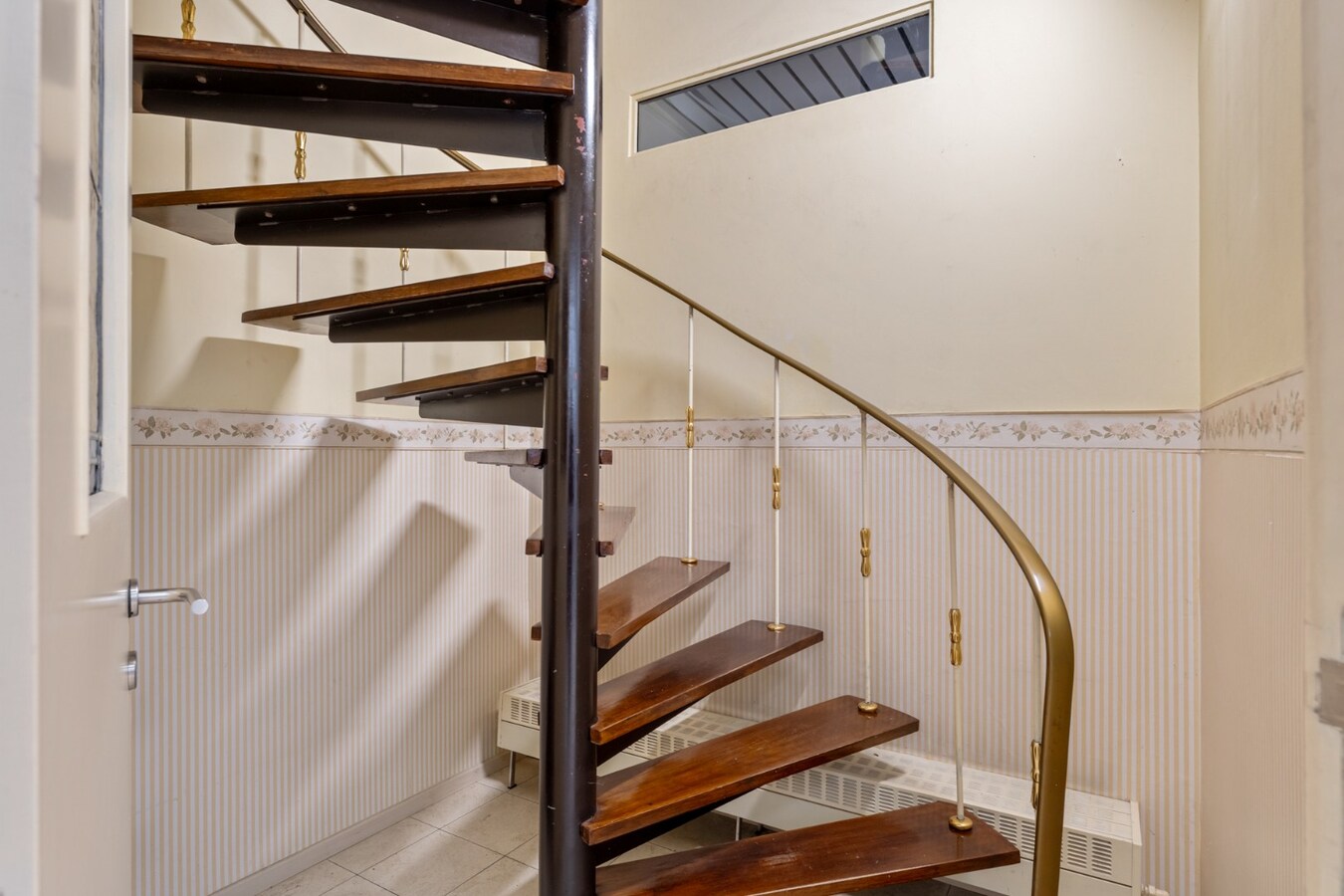 Centraal gelegen gebouw bestaande uit een handelspand op het gelijkvloers en een bovenliggend duplex-appartement! 