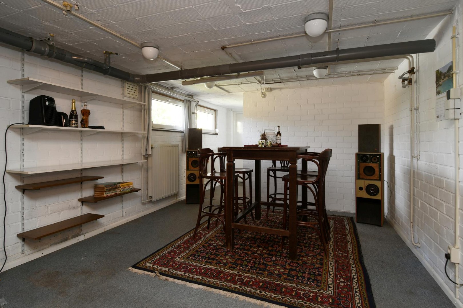 Verrassend ruime levensloopbestendige woning met vier slaapkamers, terras en souterrain met ruime hobbyruimte en inpandige garage. 