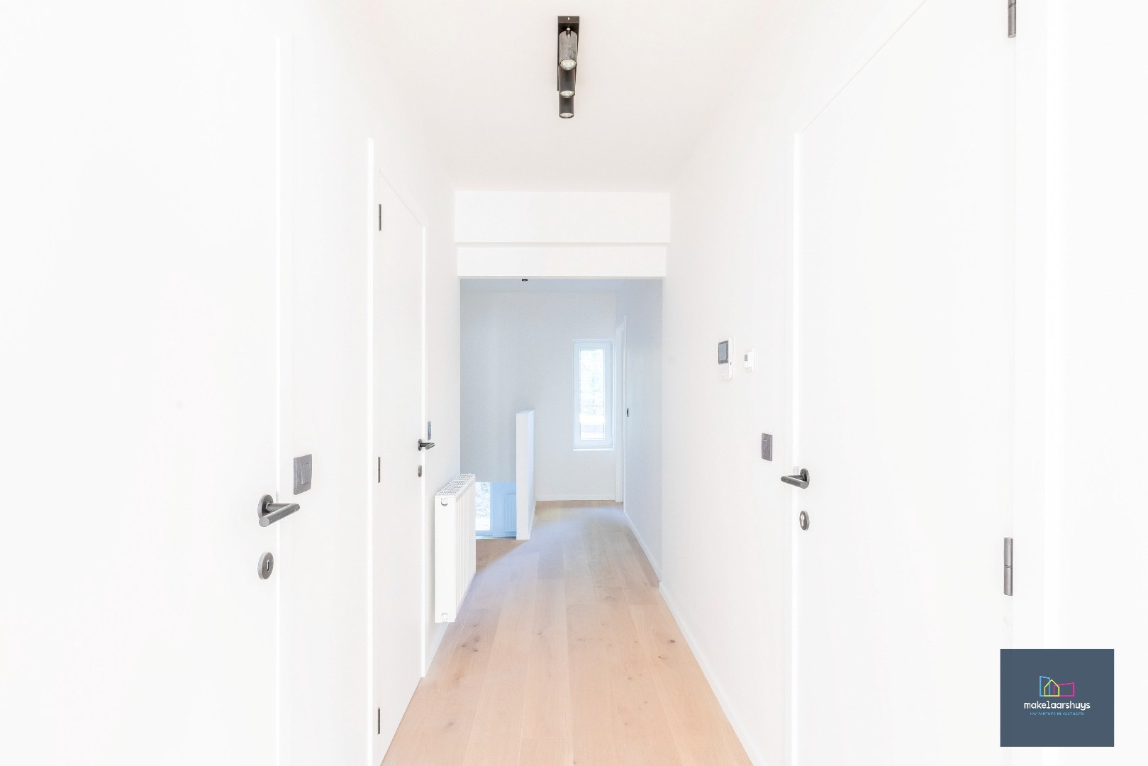 Prachtig  duplex appartement met 4 slpk, 3 badk, grote tuin en parkeergelegenheid 