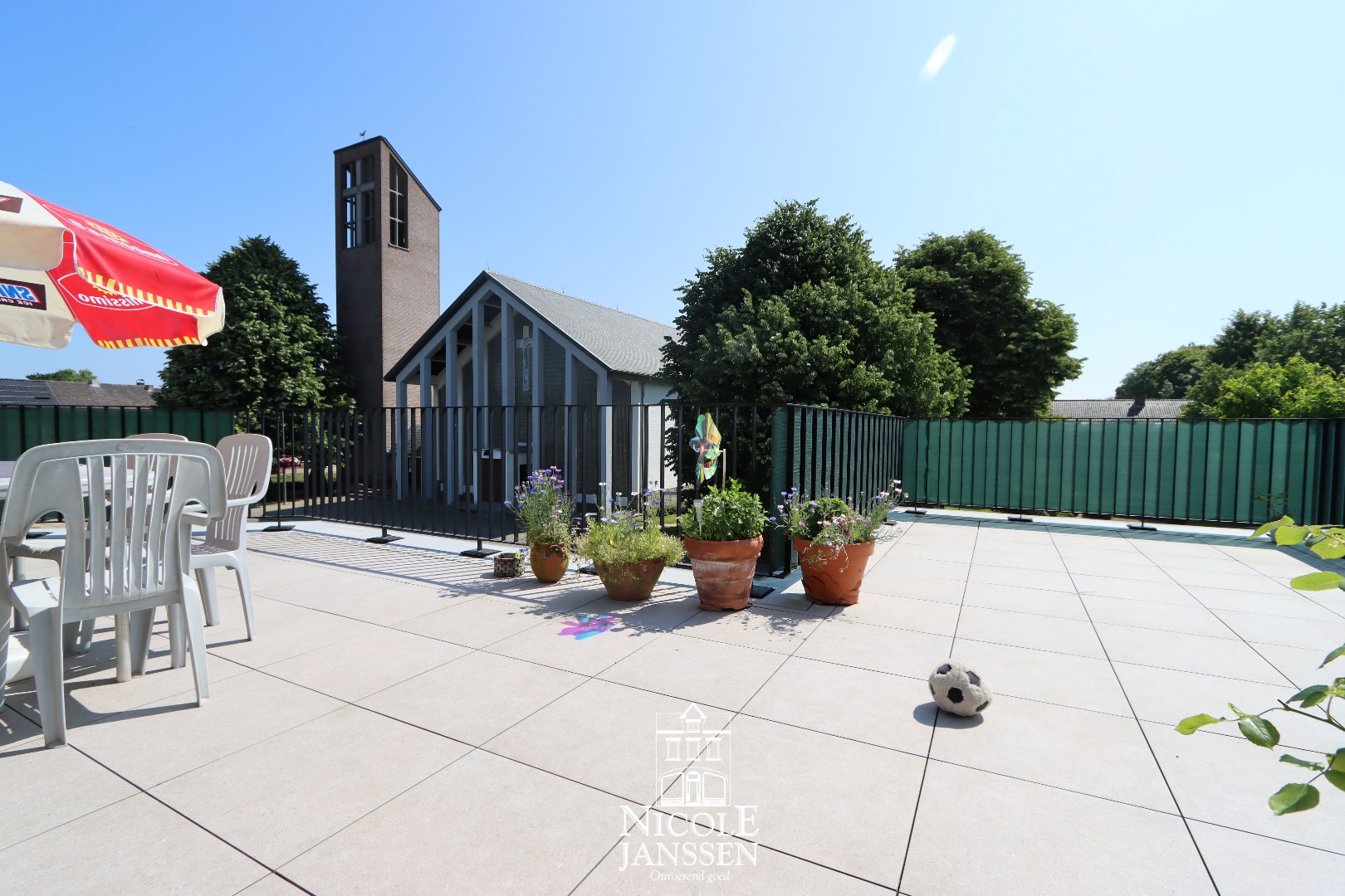 Zeer ruim betegeld terras