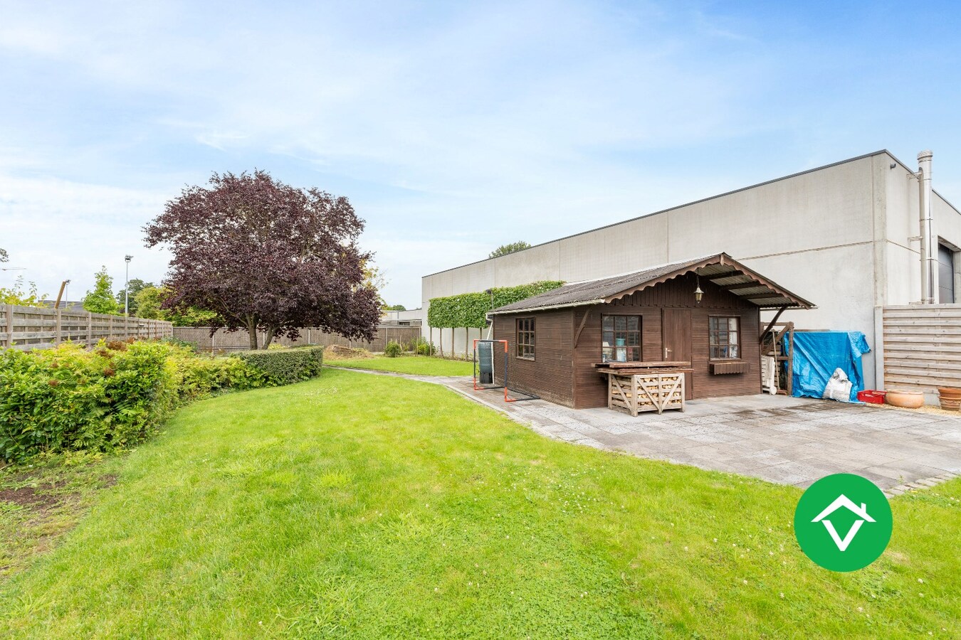 Halfopen woning te koop met dubbele garage in het centrum van Zarren 