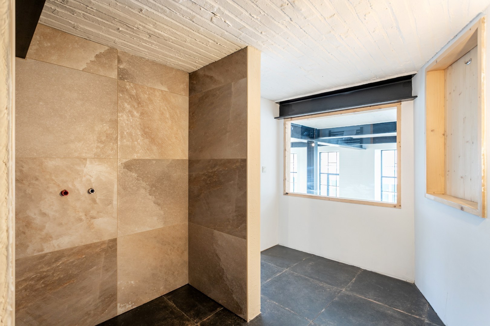 Opbrengsteigendom met gerenoveerde loft (EPC B) en atelier (100m²) naast het station van Braine-le-Comte 