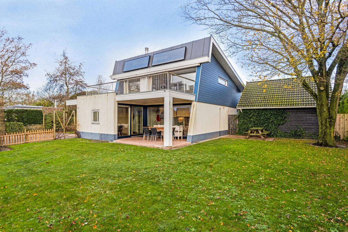 T.A. Makelaardij biedt aan: moderne architectonische vrijstaande villa met extra brede vrijstaande garage en royale private tuin rondom. 