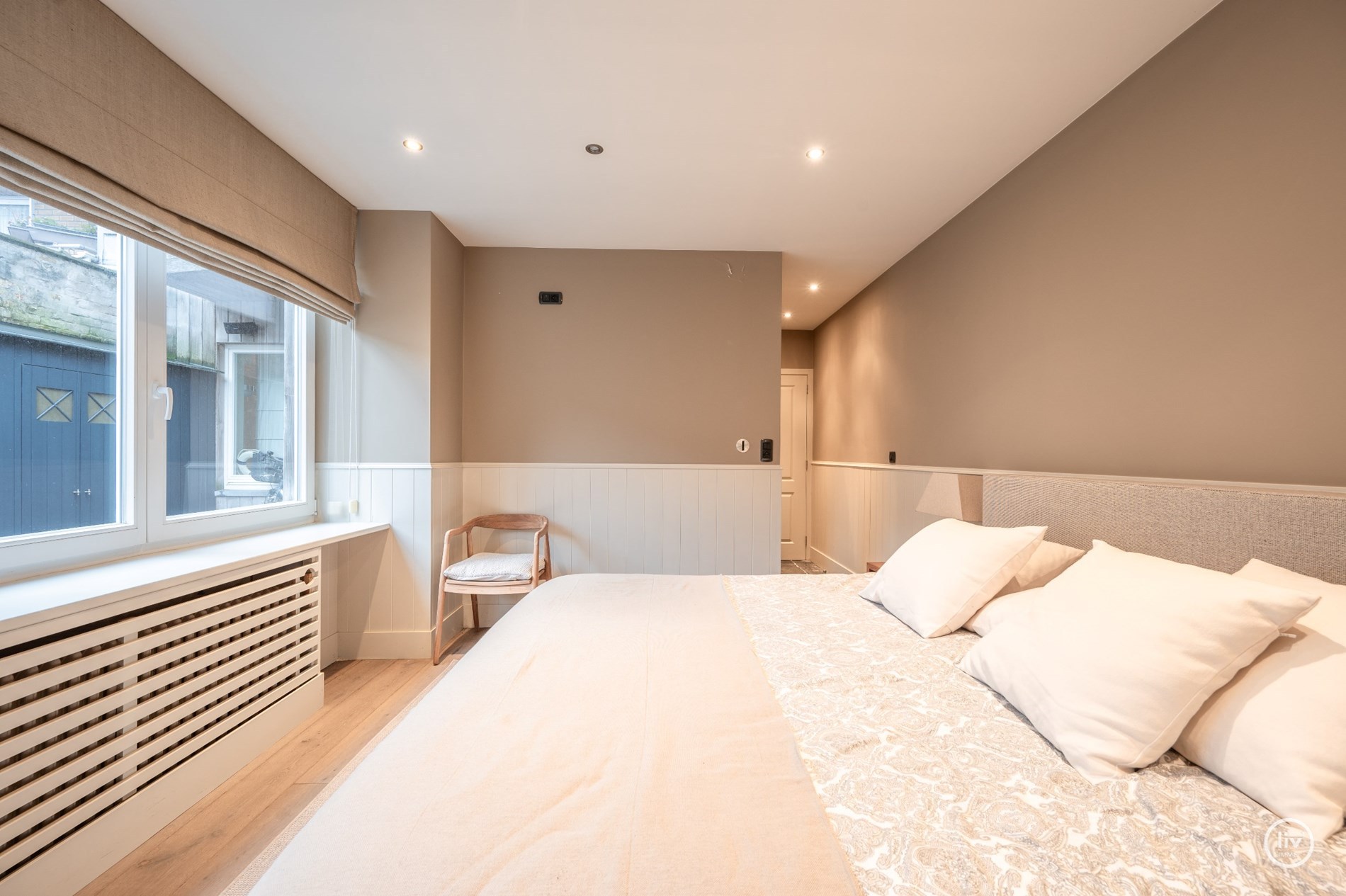 Charmant gelijkvloers appartement met 3 volwaardige slaapkamers gelegen op enkele minuten van het strand en de winkelstraten. 