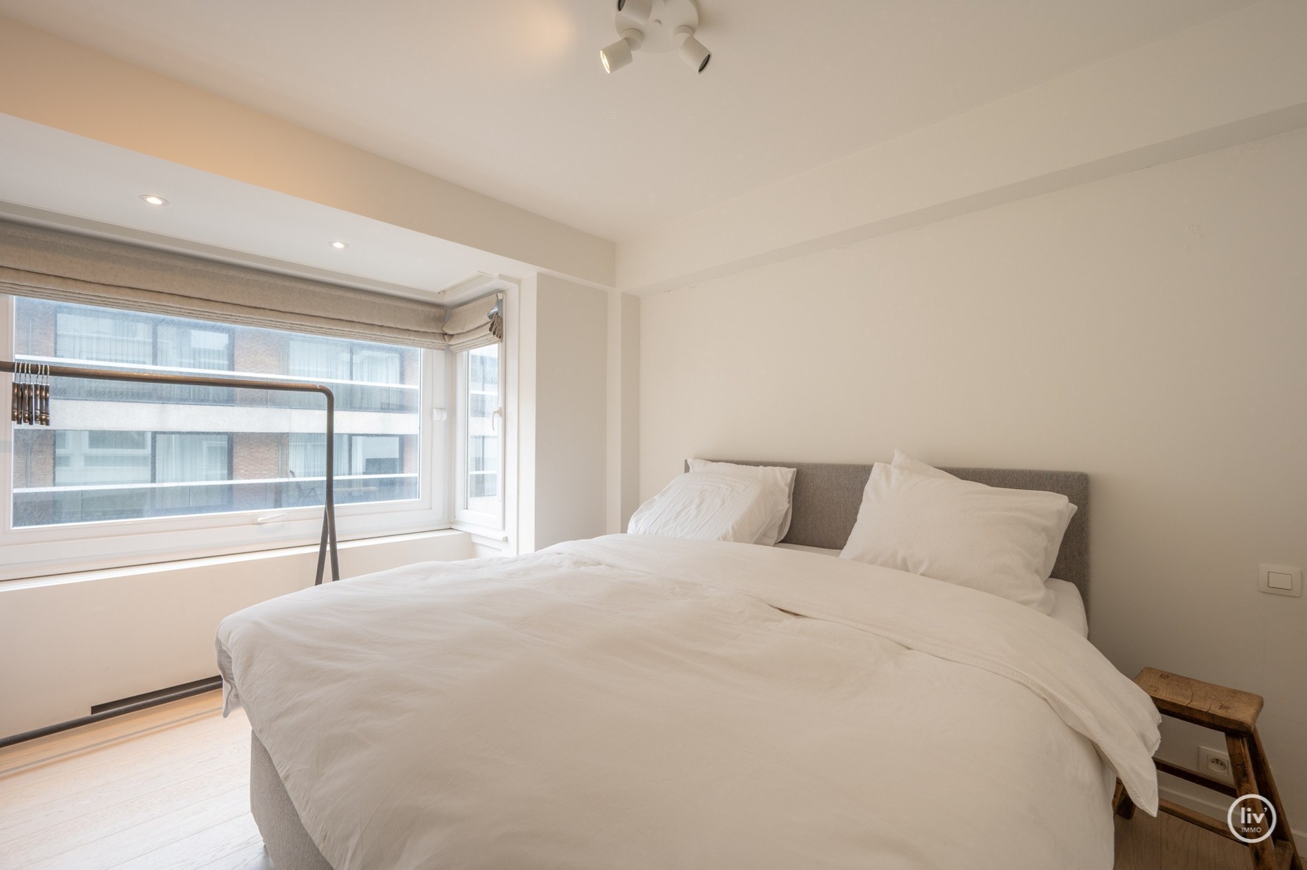 Mooi gerenoveerd appartement met 3 slaapkamers gelegen vlakbij de Kustlaan te Knokke. 