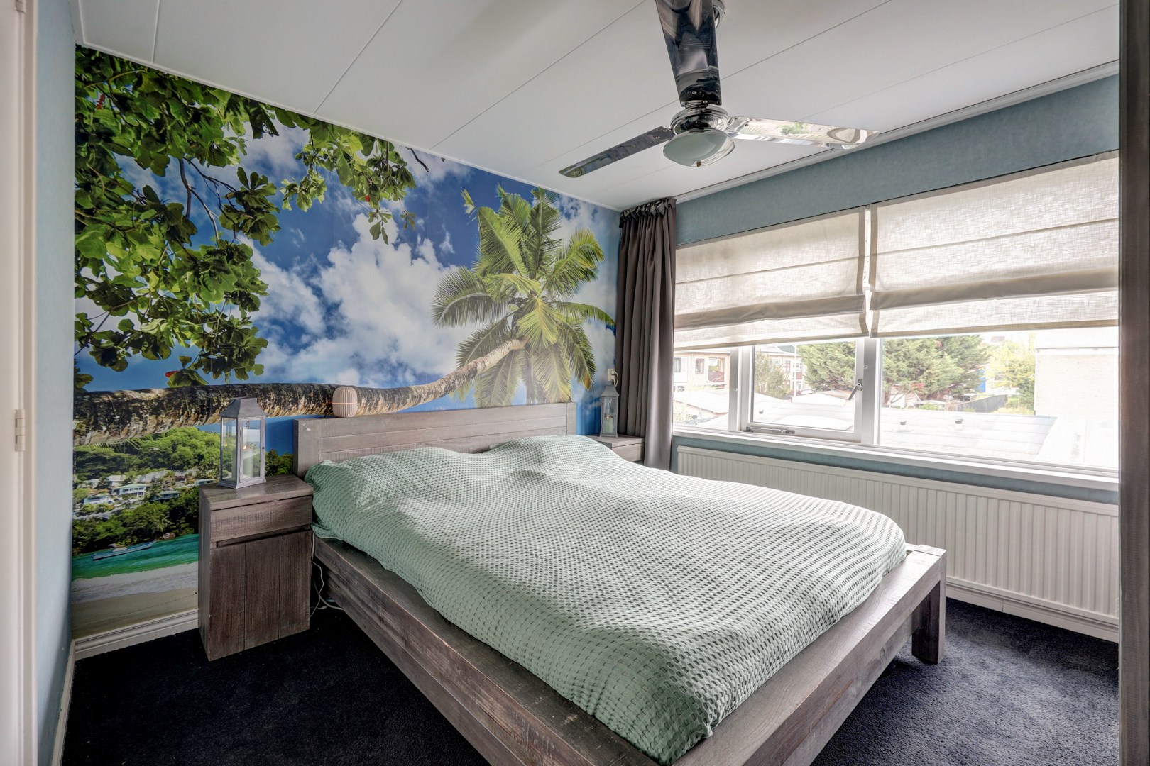 Lichte 4-kamer tussenwoning met eigen garage, 3 slaapkamers, onderhoudsvriendelijke tuin met berging en gelegen op eigen grond! 
