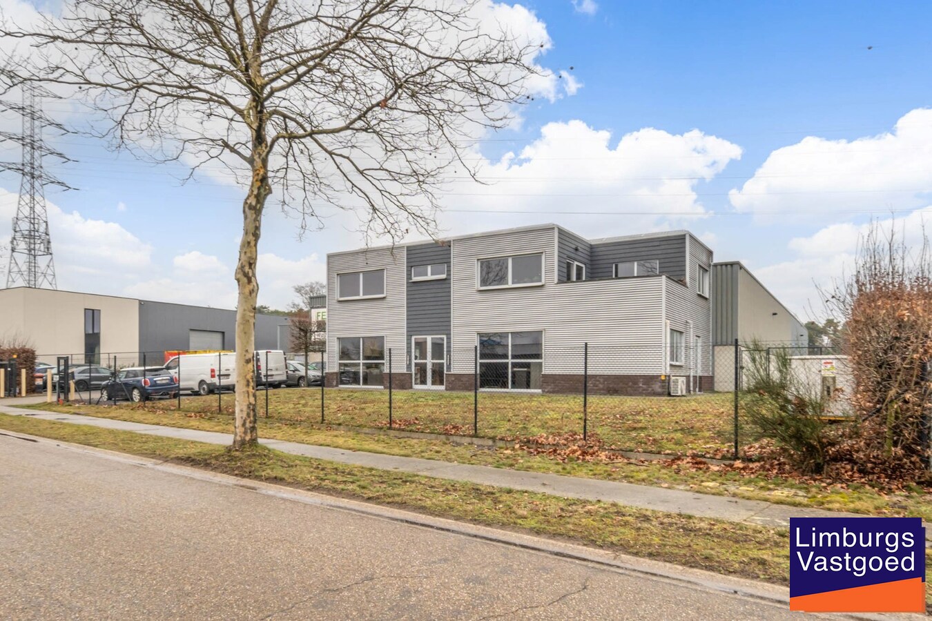 Industrieel gebouw, met woonst.1.696m², met kantoren 120m² + appartement 120m², Genk-Zuid 