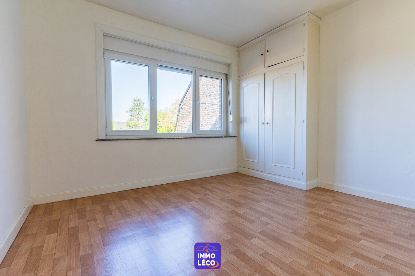 Maison 3 façades avec grand jardin et beaux volumes. 