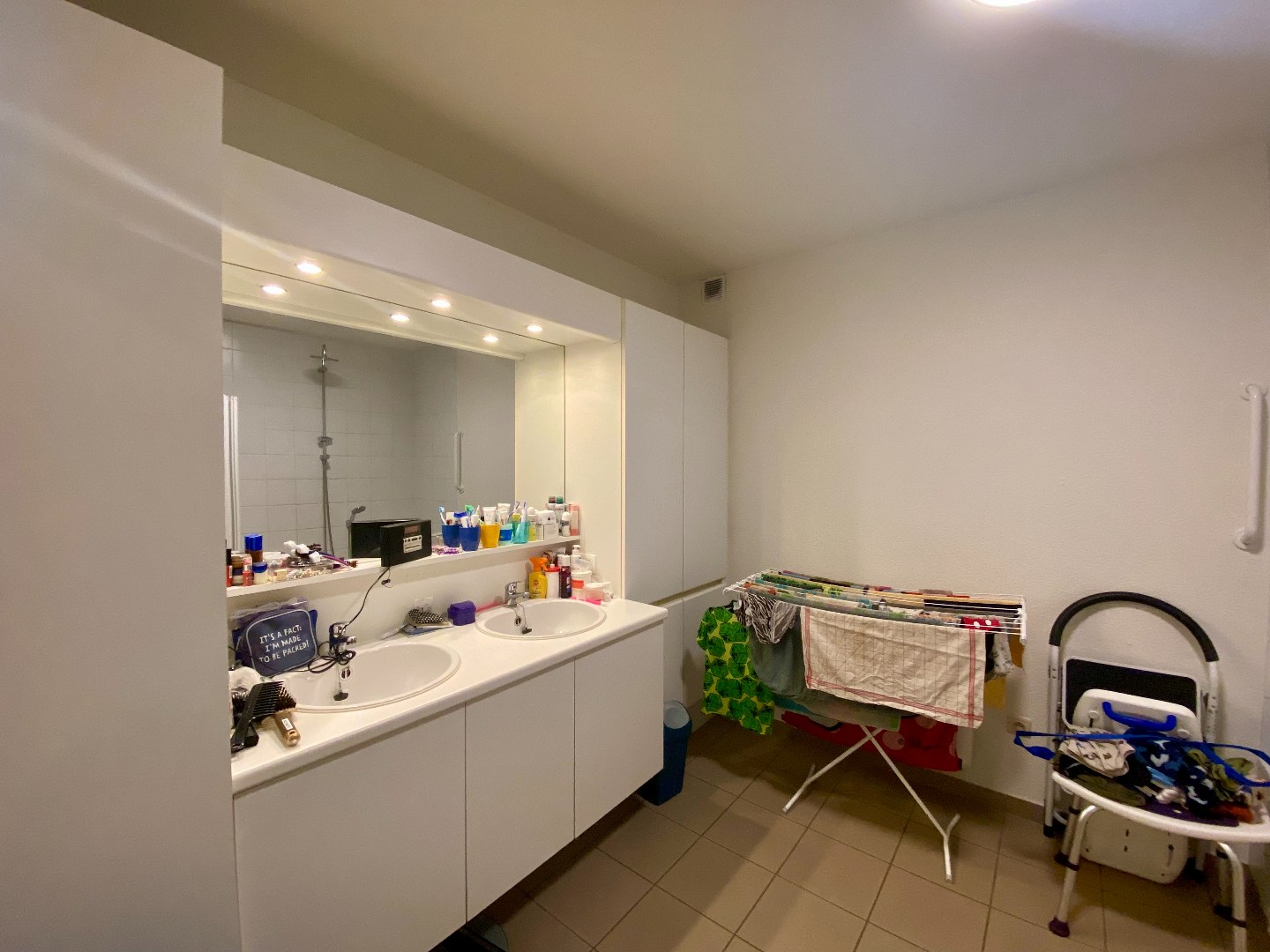 Gelijkvloers appartement met 2 slaapkamers, garage en groot terras op centrale ligging! 