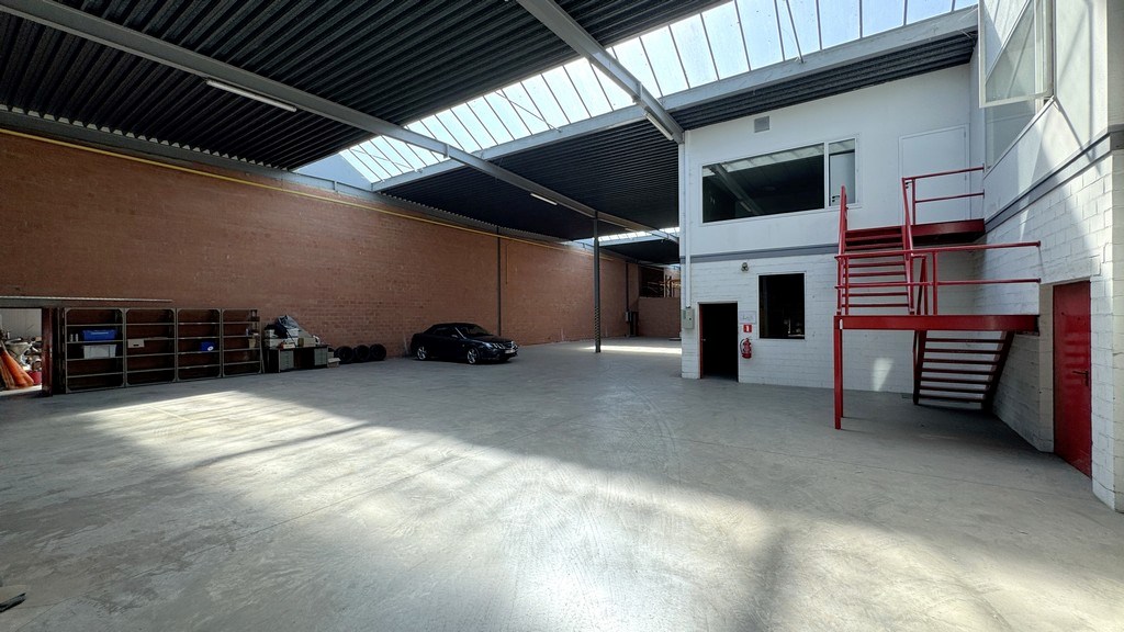 Magazijn met kantoren te huur vlakbij A12 in Wilrijk