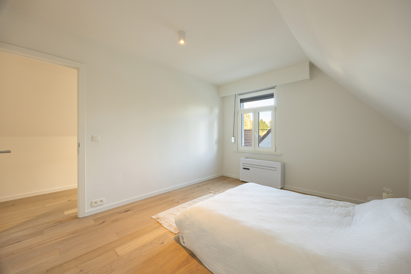 Gerenoveerde woning met 3 slpk en ruime tuin te Schilde! 