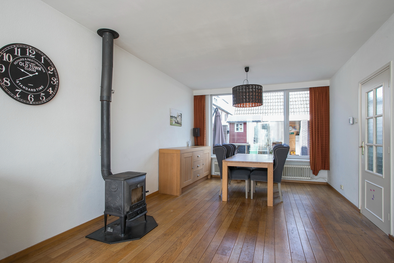 Eindwoning met berging, overkapping, ondergrond, erf, tuin- en verdere aanhorigheden. 