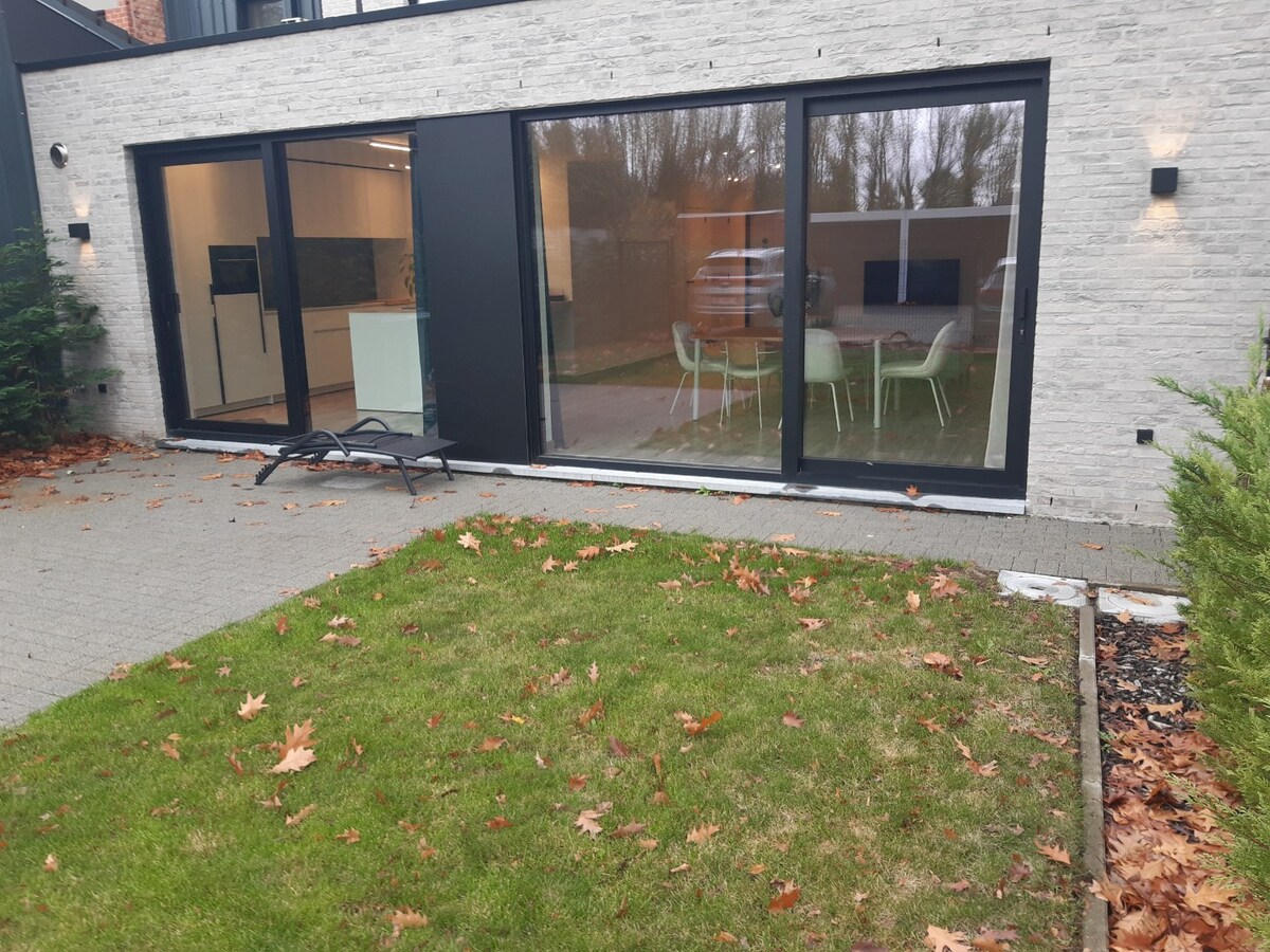 BEN-appartement met terras en tuintje. 