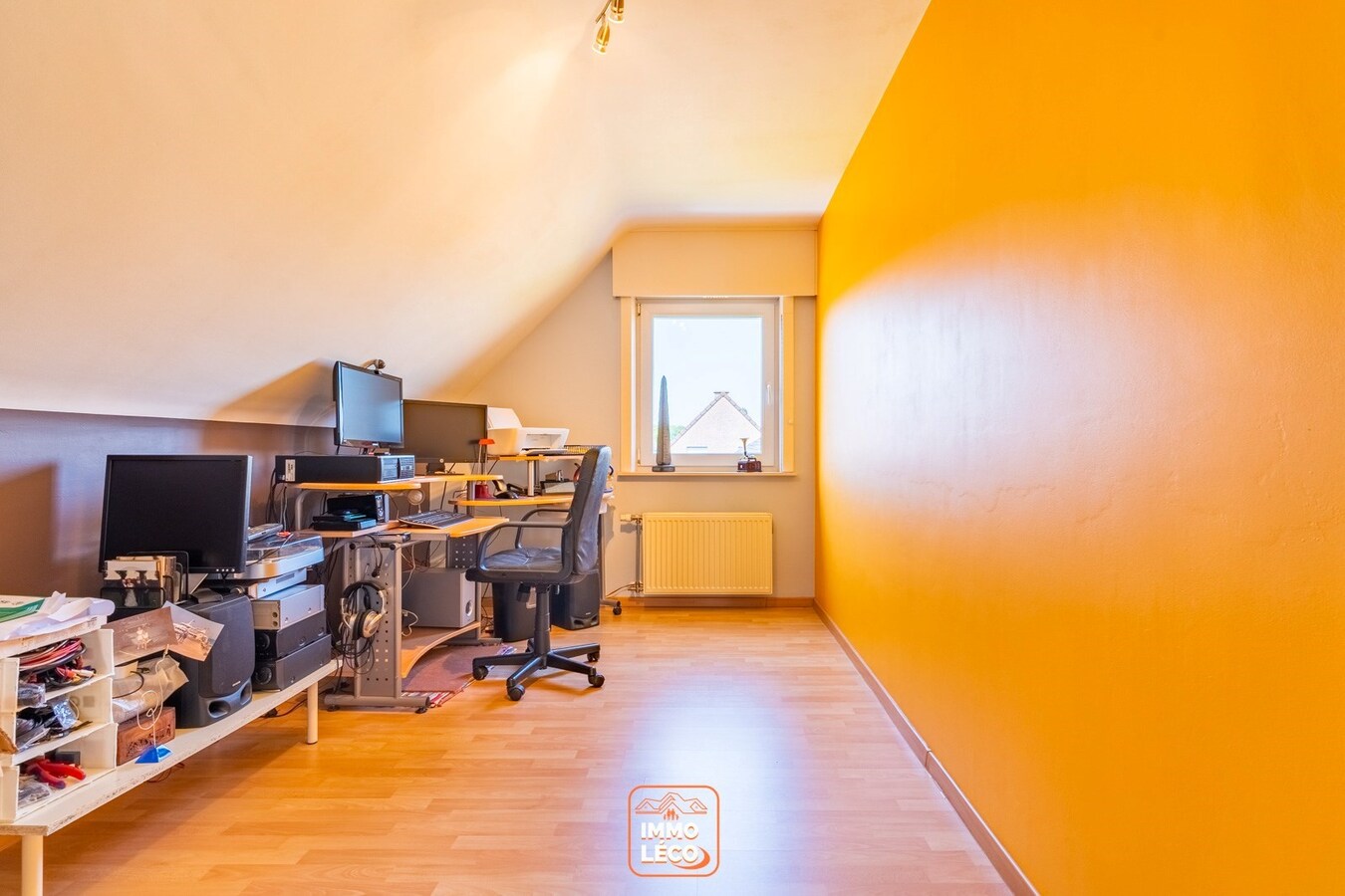 Villa « semi plain-pied » idéalement située avec 4 chambres, jardin, garage et parking, COUP DE CŒUR ABSOLU ! 